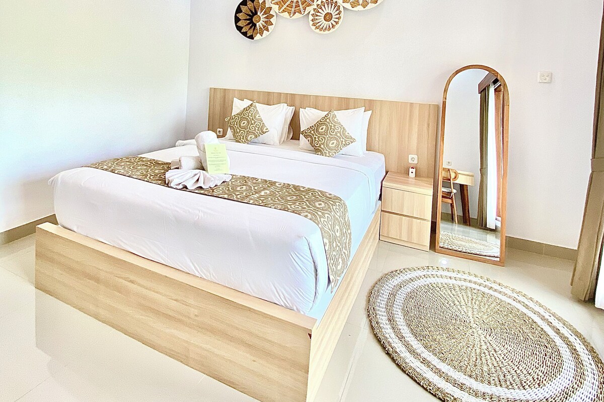 Deluxe King Room, Balcony, Pool View | Minibar, bàn, khu vực làm việc phù hợp cho laptop, phòng cách âm 
