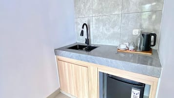 Deluxe King Room, Balcony, Pool View | Private kitchenette