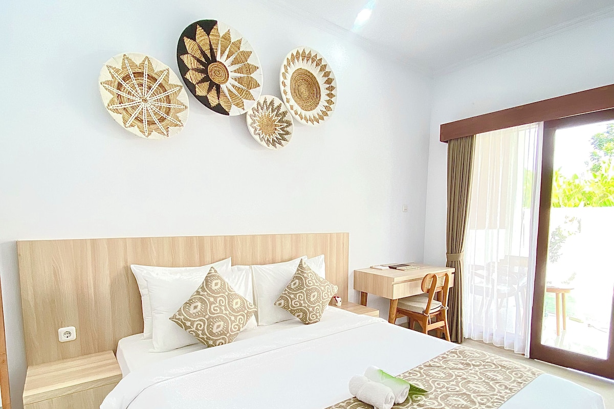 Deluxe Queen Room, Balcony, Pool View | Minibar, bàn, khu vực làm việc phù hợp cho laptop, phòng cách âm 