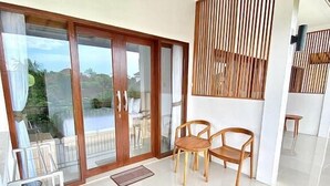 Deluxe King Room, Balcony, Pool View | Parveke