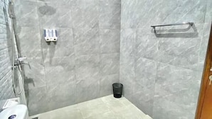 Deluxe Queen Room, Balcony, Pool View | Kylpyhuone | Suihku, sadesuihkupää, ilmaiset hygieniatuotteet, hiustenkuivaaja