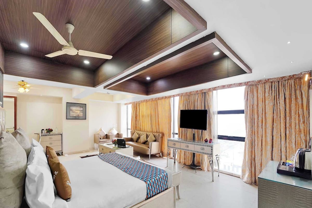 Executive Suite | Desk, WiFi (free), bed sheets