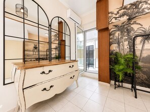 A room with a white dresser, a mirrored wall, and a tropical mural. - Modern Basement Studio - Kolonaki by ΜΡS (Athina)