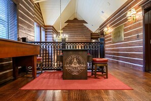 Un interno in legno con un podio centrale recante la scritta 'King's Cross' e una moquette rossa.