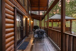 Outdoor dining - 2 King Suites | Hot Tub+Game Room | Sleeps 8 (Broken Bow)