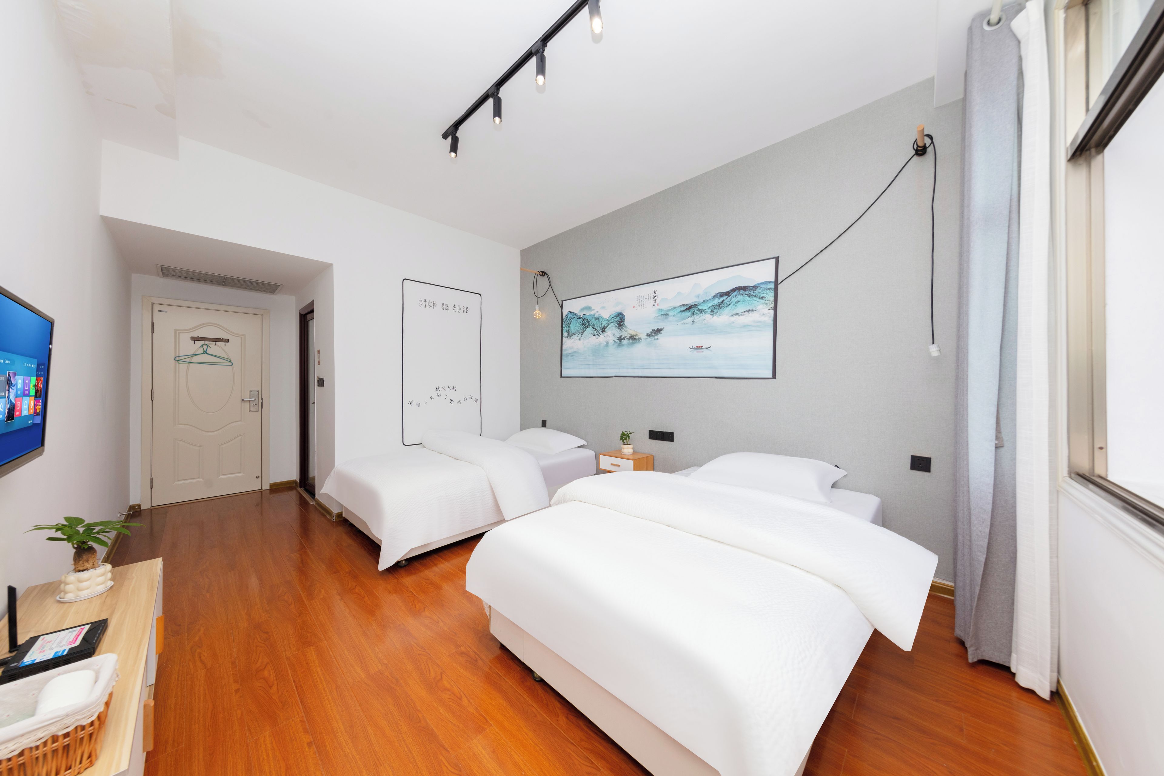 Habitación estándar con 2 camas individuales | Edredón, escritorio, cortinas blackout y wifi gratis 