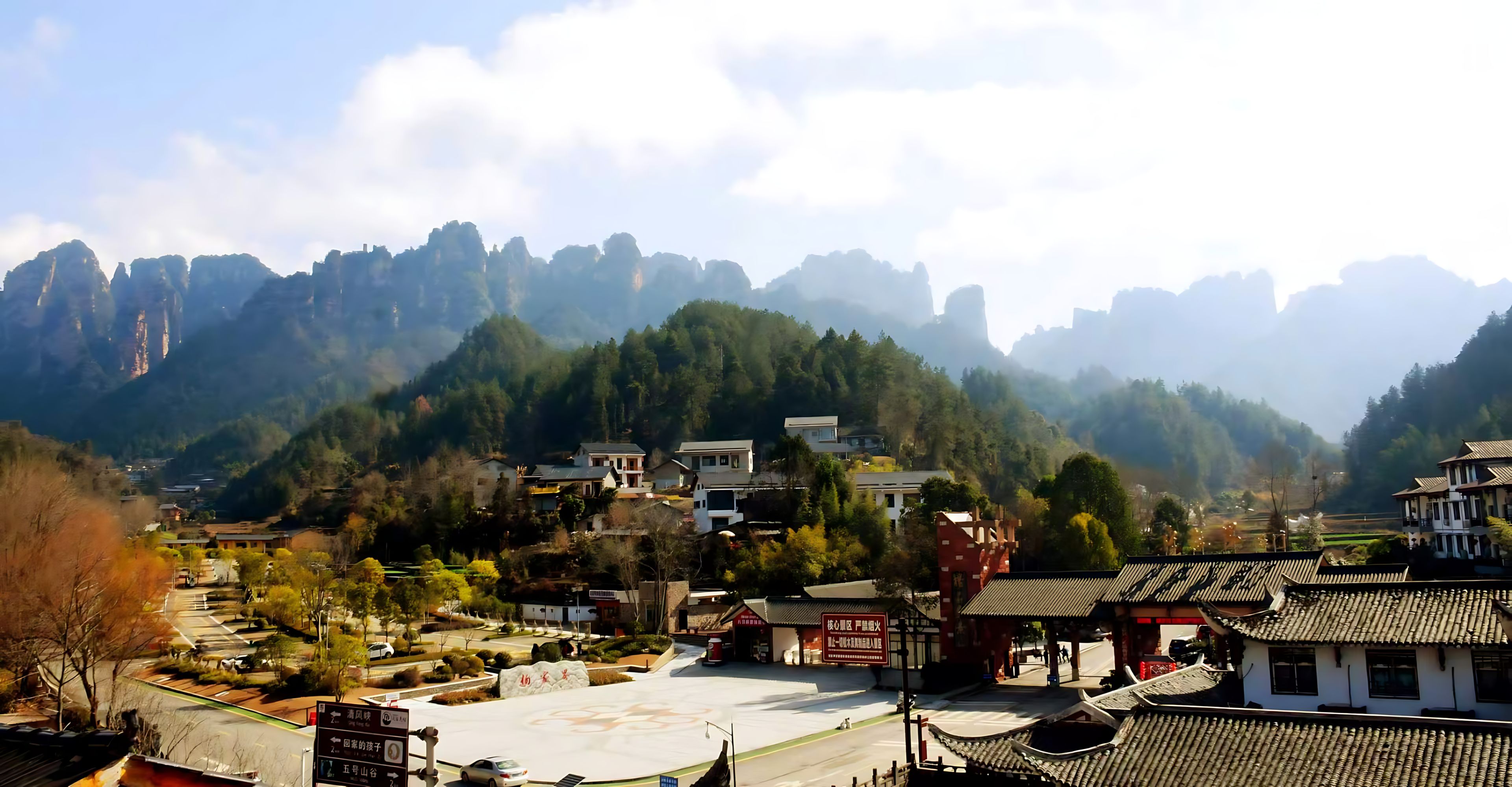 Un paisaje montañoso con edificios tradicionales y cielo despejado.