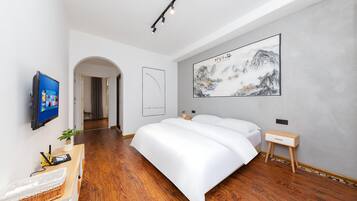 Suite familiare | Copriletto in piuma, una scrivania, tende oscuranti, Wi-Fi gratuito