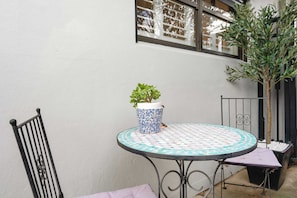 Outdoor dining - Pirouette Place - Private Retreat, Heart of Wagga (Wagga Wagga)