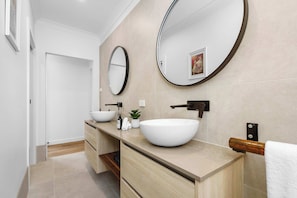 Bathroom - Pirouette Place - Private Retreat, Heart of Wagga (Wagga Wagga)