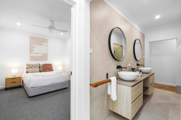 Bathroom - Pirouette Place - Private Retreat, Heart of Wagga (Wagga Wagga)