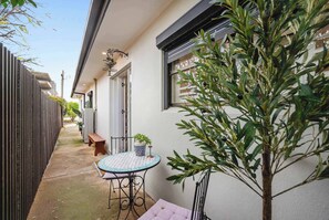 Outdoor dining - Pirouette Place - Private Retreat, Heart of Wagga (Wagga Wagga)