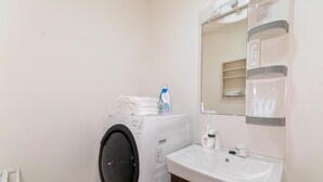 Economy Apartment | Bilik Mandi | Tab mandi dan pancuran berasingan, kelengkapan dandanan diri percuma 
