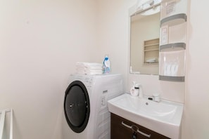 Apartemen Ekonomi | Kamar mandi | Bathtub dan shower terpisah dan perlengkapan mandi gratis