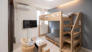 Economy Apartment | Ruang tamu | 43 inci televisyen skrin rata dengan digital 