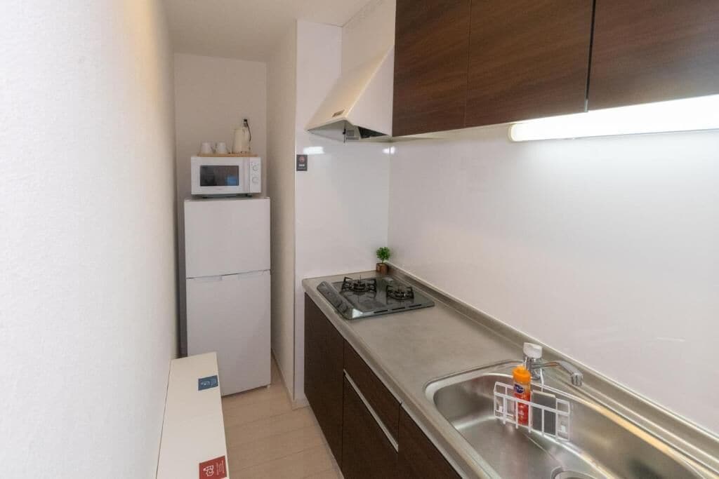 Apartemen Ekonomi | Dapur pribadi | Lemari es, microwave, kompor, dan peralatan masak/sendok-piring