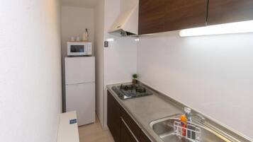Apartemen Ekonomi | Dapur pribadi | Lemari es, microwave, kompor, dan peralatan masak/sendok-piring