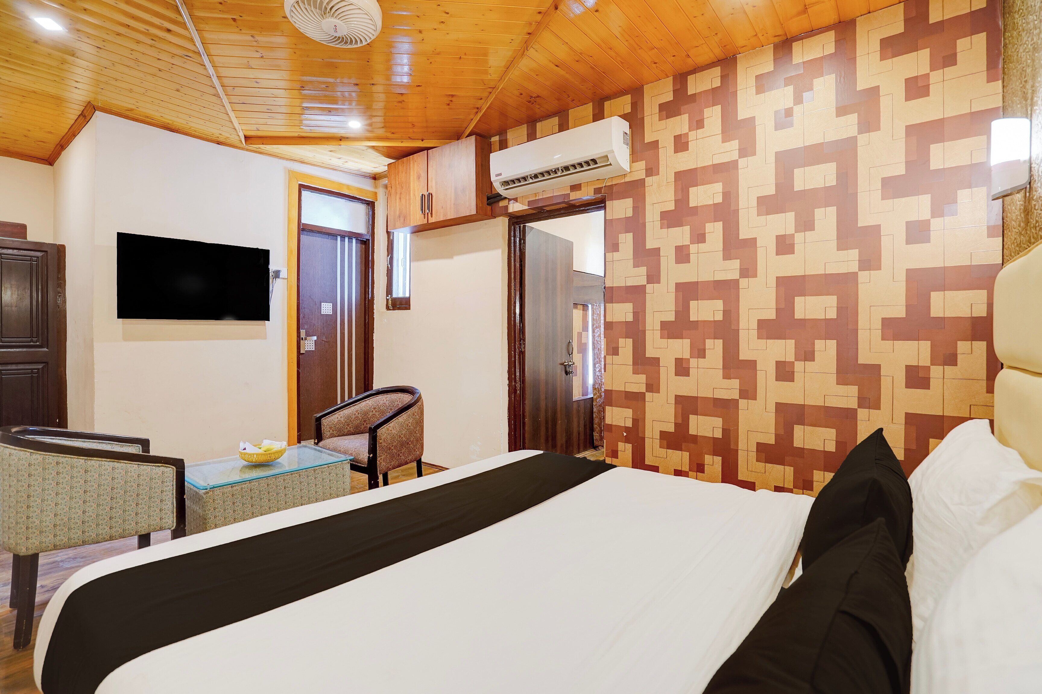 Deluxe Room | Desk, iron/ironing board (on request), WiFi (free), bed sheets