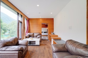 32-inch flat-screen TV with cable channels - Palette Hotel Regency Valley View (Pahalgam)