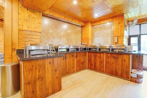 Interior de madeira com disposição de buffet.