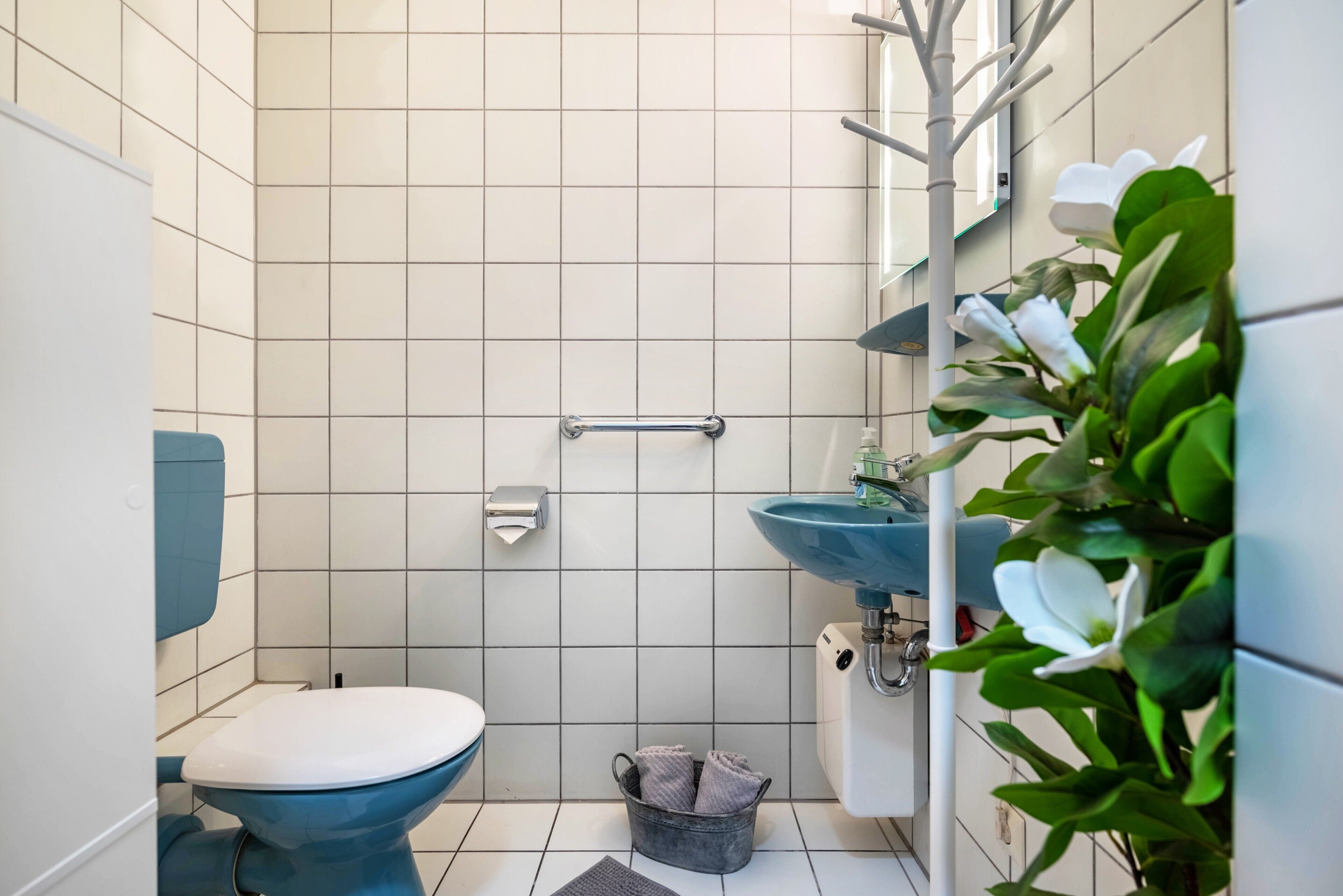 Ein Badezimmer mit Toilette, Waschbecken und Duschbereich.