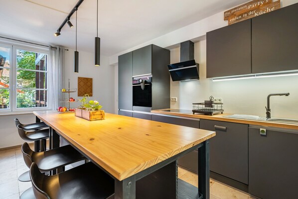 Coffee/tea maker, fridge, microwave, oven