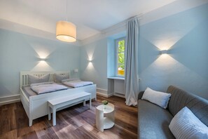 4 bedrooms, iron/ironing board, WiFi, bed sheets