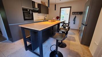Wasserkocher mit Kaffee-/Teezubehör, Kühlschrank, Mikrowelle, Ofen