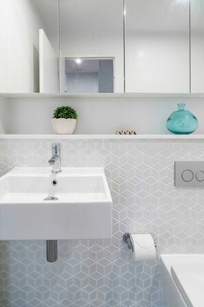Apartment, 2 Bedrooms, Balcony, City View | Bathroom - 2 Denison St Wollong (Wollongong)