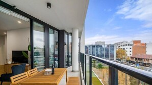 Lejlighed - 2 soveværelser - balkon - byudsigt | Udendørs spisemuligheder