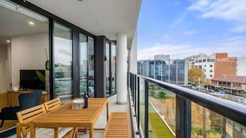 Apartment, 2 Bedrooms, Balcony, City View | Outdoor dining