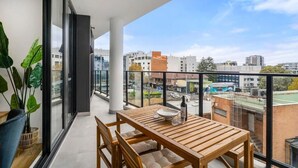 Lejlighed - 2 soveværelser - balkon - byudsigt | Udendørs spisemuligheder