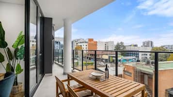 Apartment, 2 Bedrooms, Balcony, City View | Outdoor dining