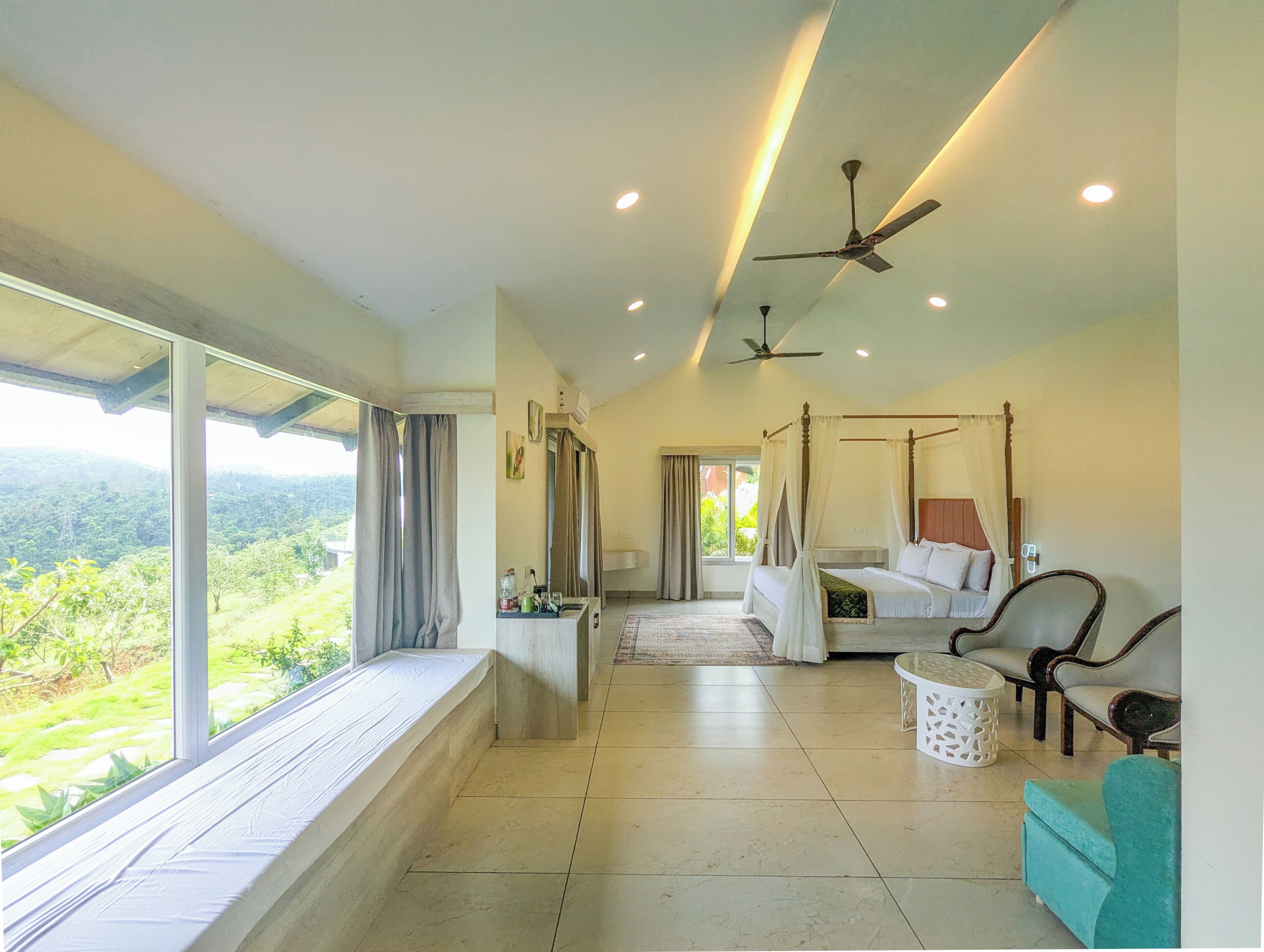 Habitación de lujo, vista a la montaña | Escritorio, espacio para trabajar con laptop y cortinas blackout 