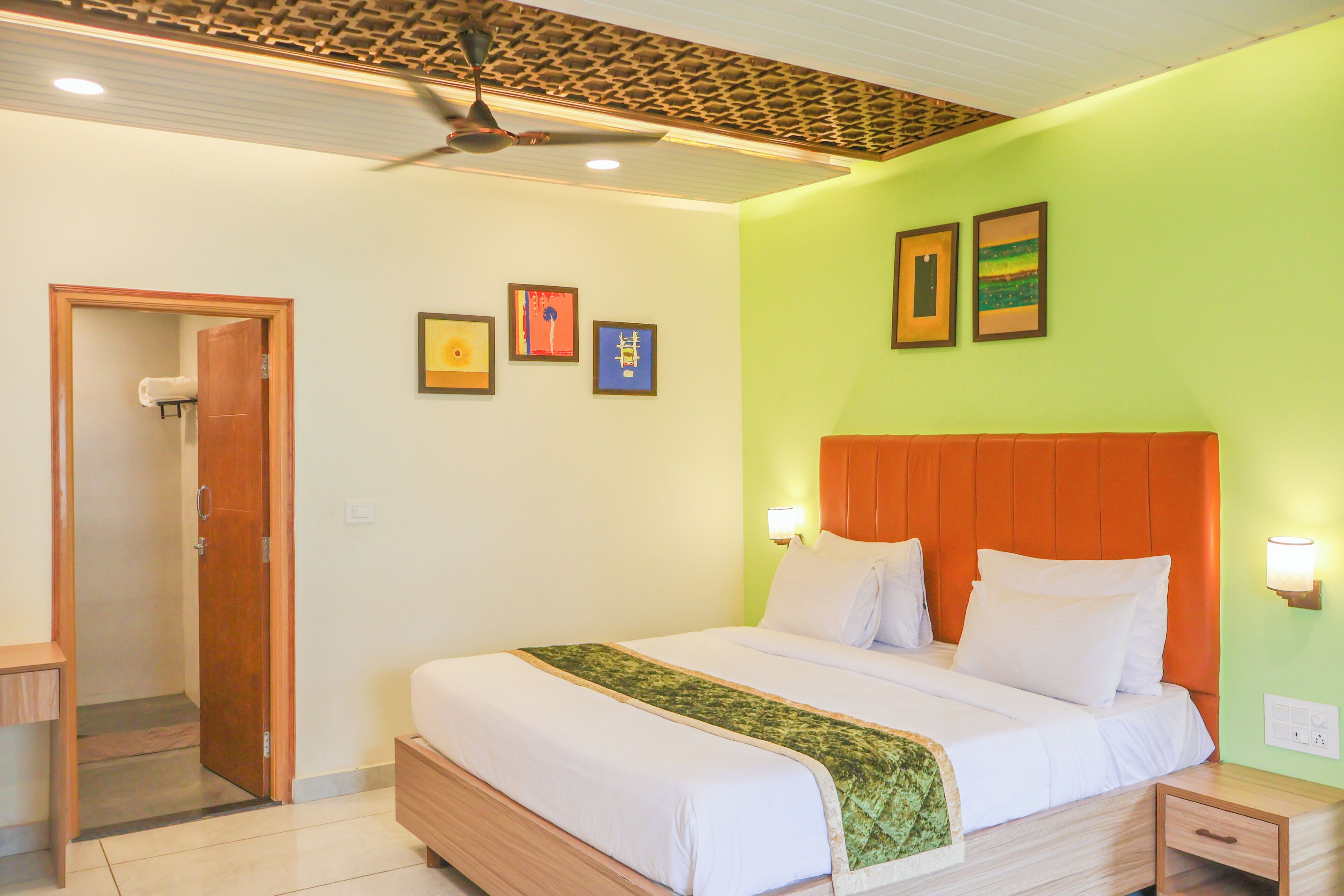 Suite estudio Confort, balcón, vista a la montaña | Escritorio, espacio para trabajar con laptop y cortinas blackout 