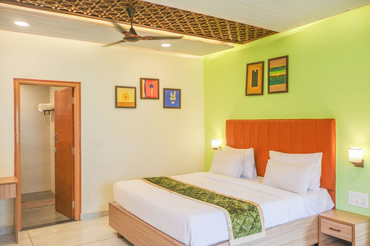 Comfort Studio Suite, Balcony, Mountain View | Desk, laptop workspace, blackout drapes, iron/ironing board (on request)