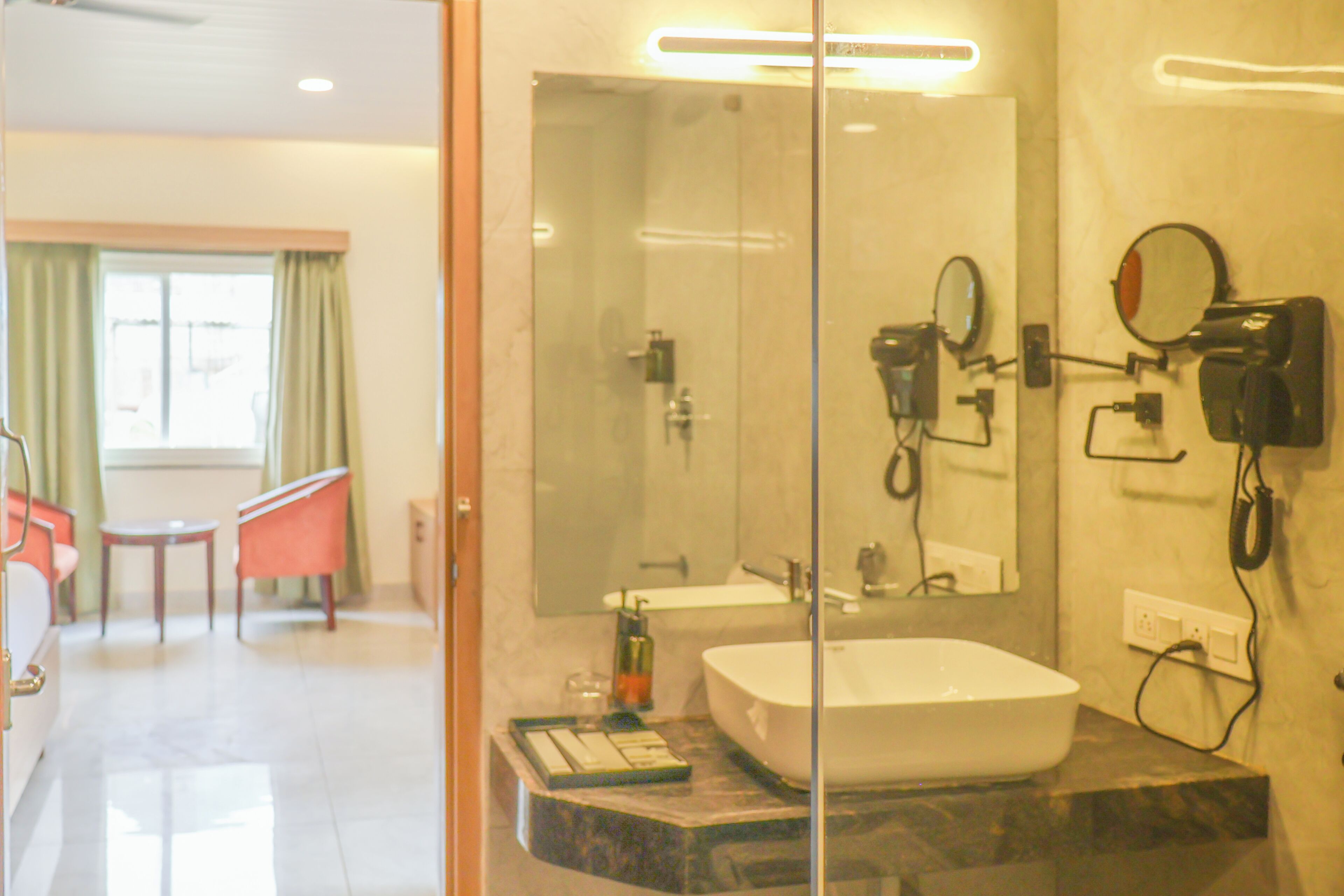 Suite estudio Confort, balcón, vista a la montaña | Baño | Amenidades de baño gratuitas, secadora de cabello, pantuflas, toallas 