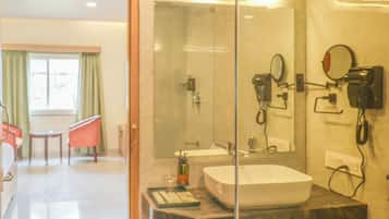 Suite estudio Confort, balcón, vista a la montaña | Baño | Amenidades de baño gratuitas, secadora de cabello, pantuflas, toallas