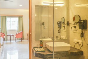 Suite estudio Confort, balcón, vista a la montaña | Baño | Amenidades de baño gratuitas, secadora de cabello, pantuflas, toallas 
