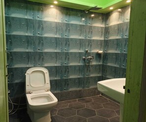 Tweepersoonskamer | Badkamer | Een douche, zeep