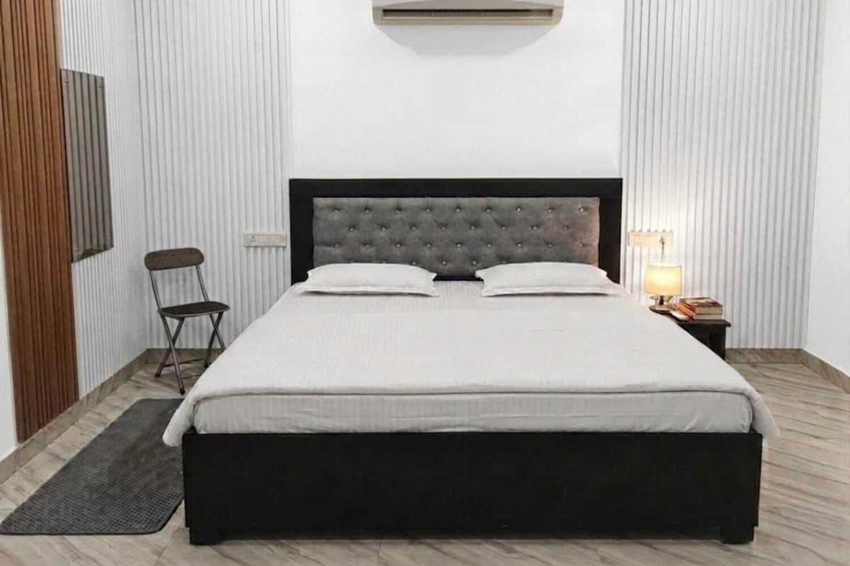 Double Room | Rollaway beds (surcharge), bed sheets