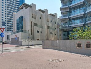 Un edificio moderno con un diseño arquitectónico único, que combina elementos de vidrio y hormigón.