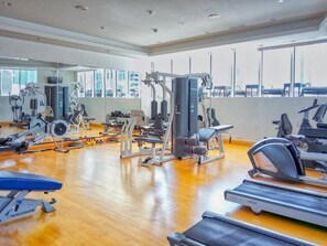 A gym with various exercise equipment, including treadmills, weight machines, and free weights. - Aesthetic Four-Level 4 Bedroom l near Marina Walk (Dubai Marina)