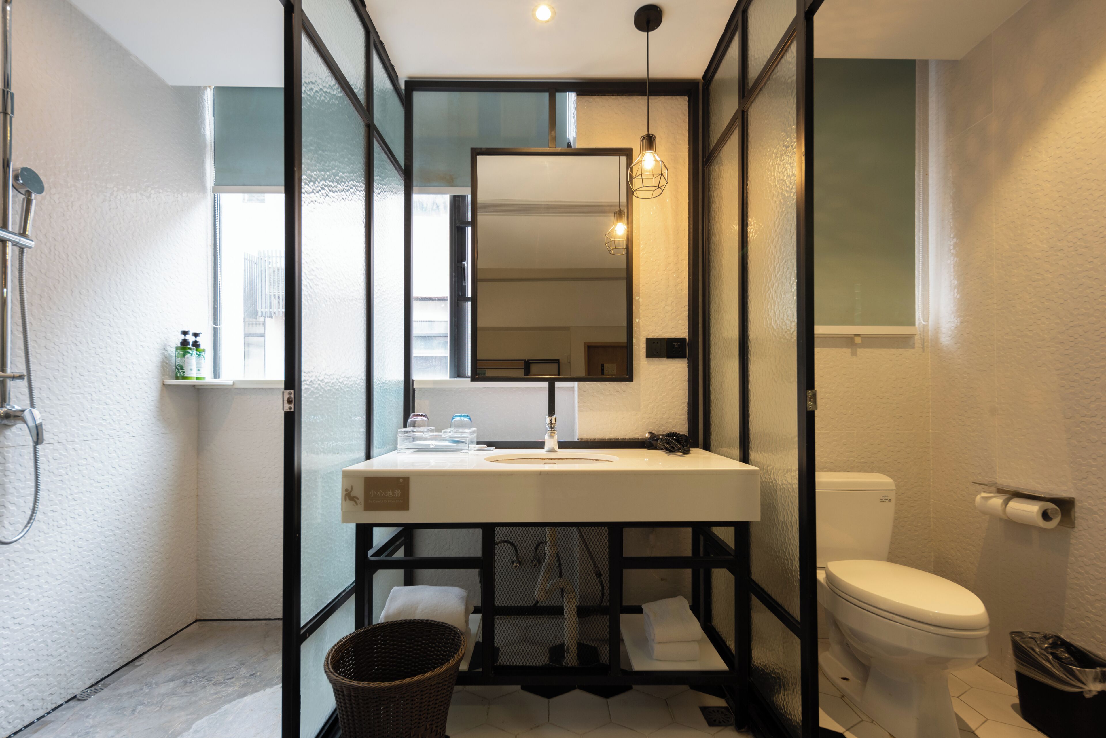 Quarto solteiro clássico | Banheiro | Chuveiro, secador de cabelo, toalhas de banho, shampoo