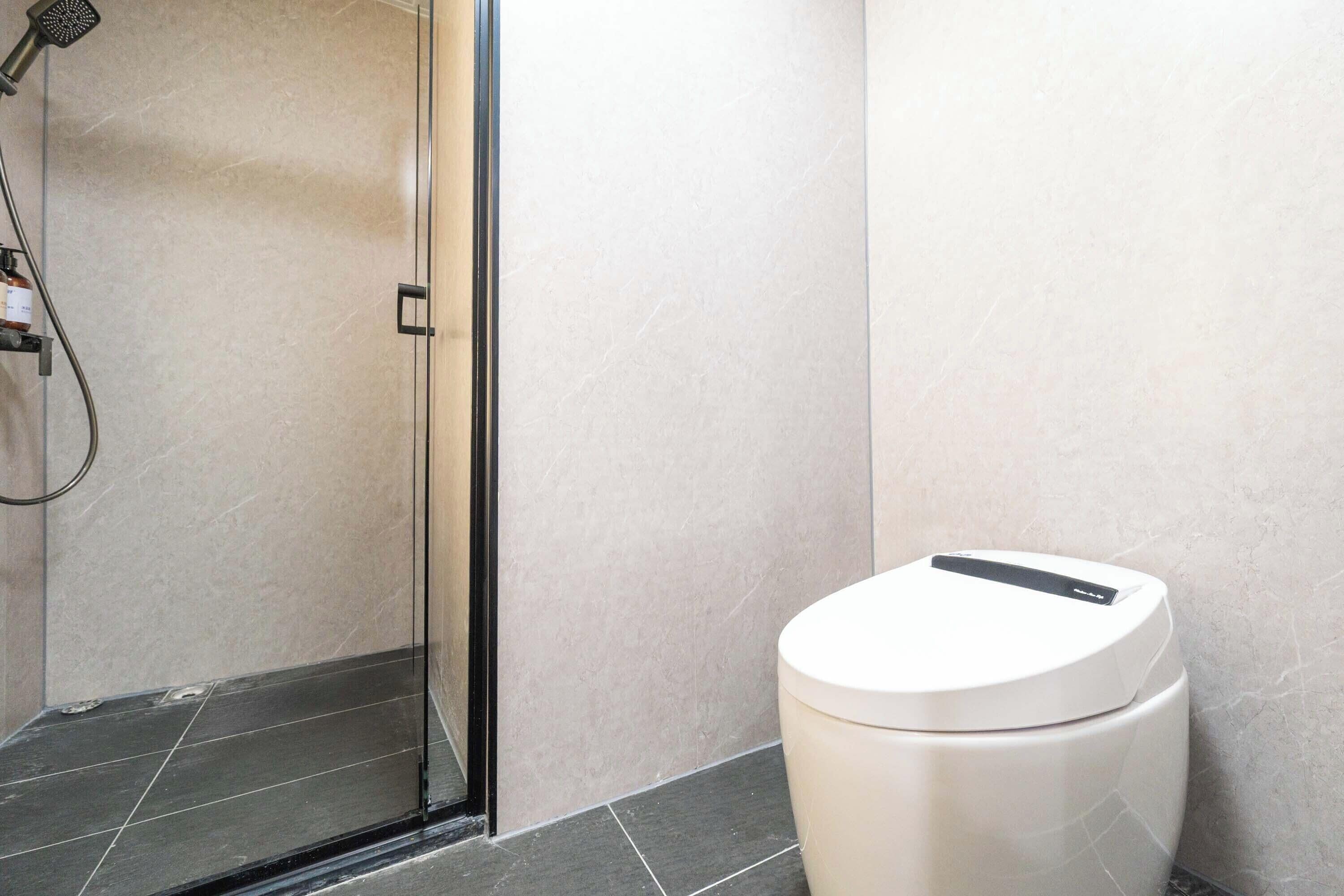 Business Double Room | Bathroom | Shower, free toiletries, hair dryer, slippers