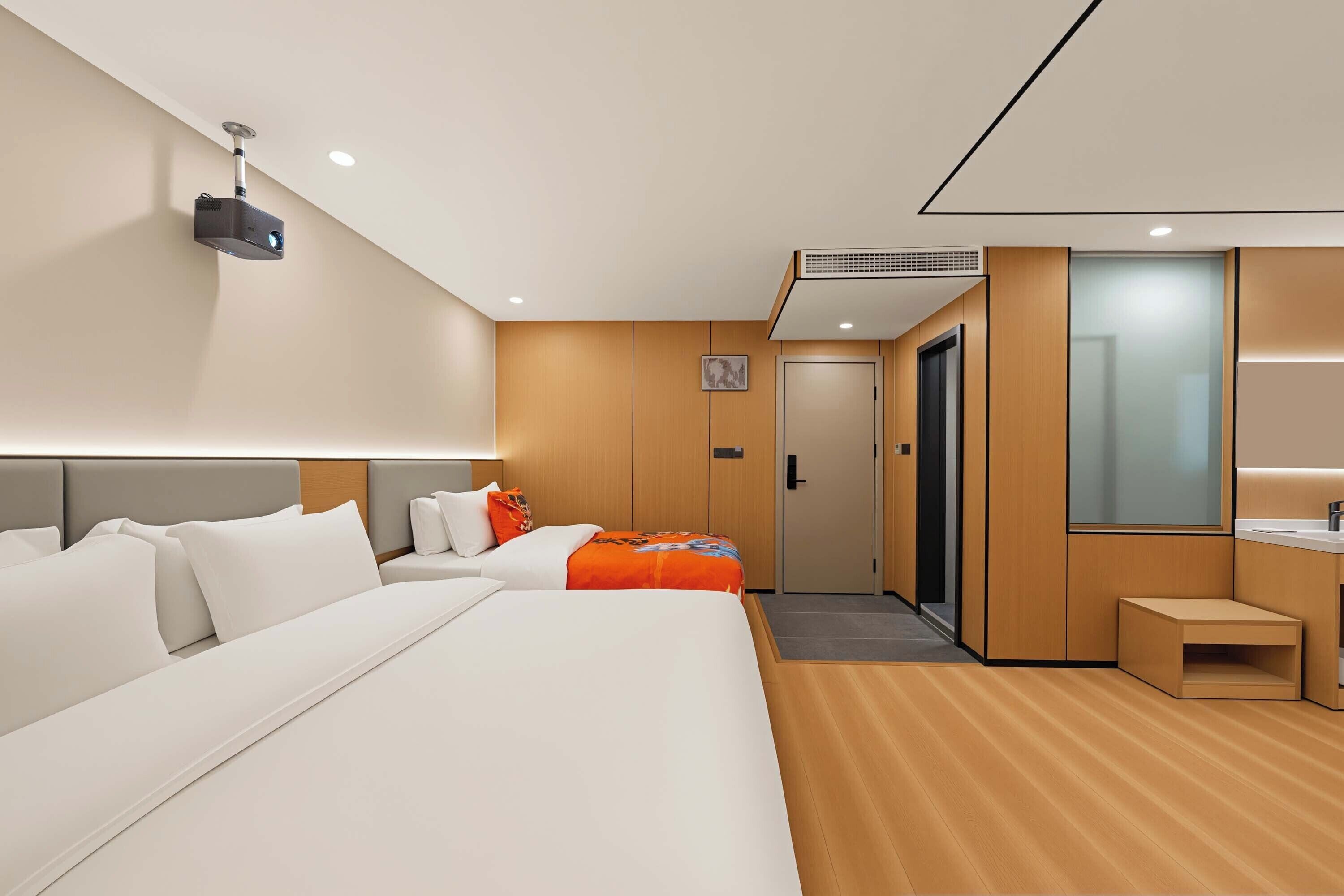 Family Twin Room | Laptop workspace, blackout drapes, WiFi (free), bed sheets