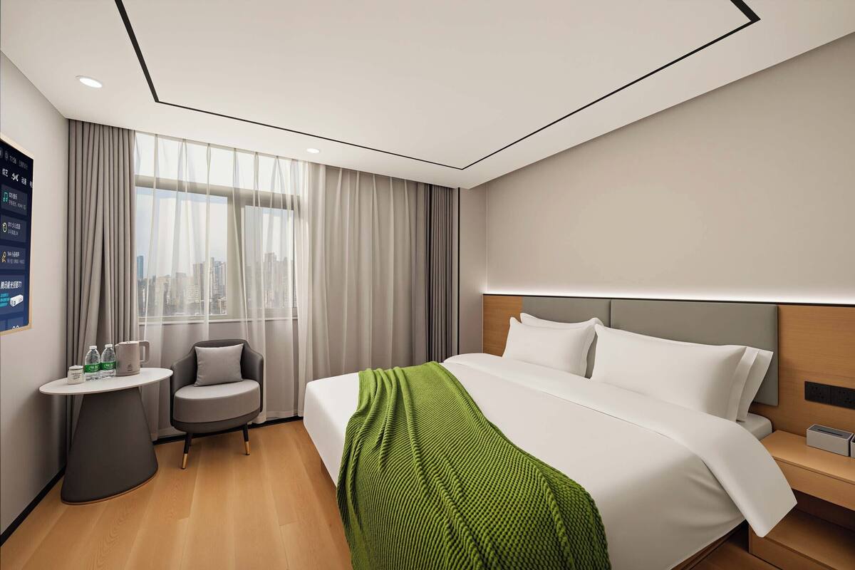 Business Double Room | Laptop workspace, blackout drapes, WiFi (free), bed sheets