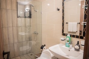 Douche, sèche-cheveux, serviettes fournies, savon