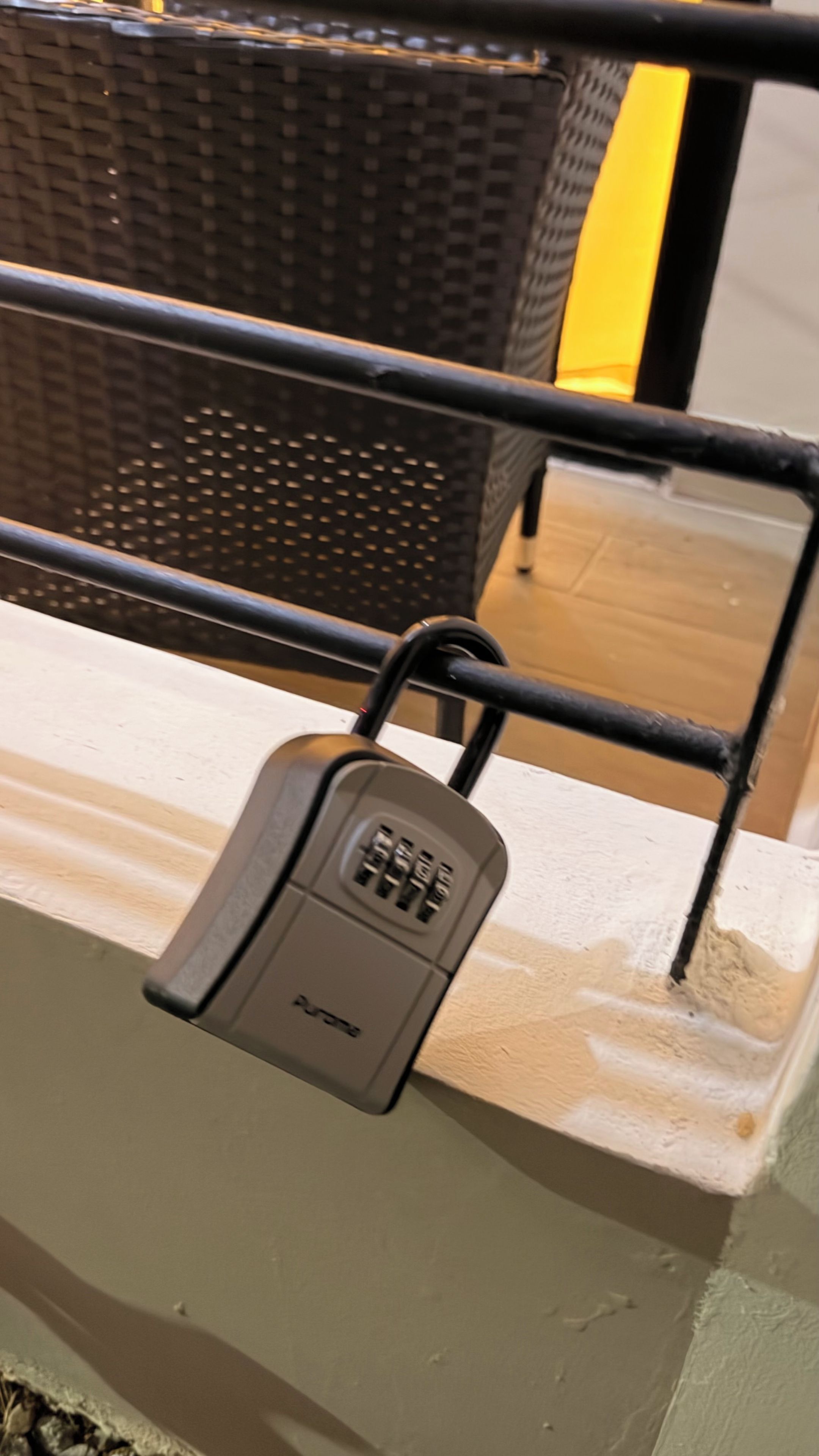 Een hangslot op een metalen hekwerk.
