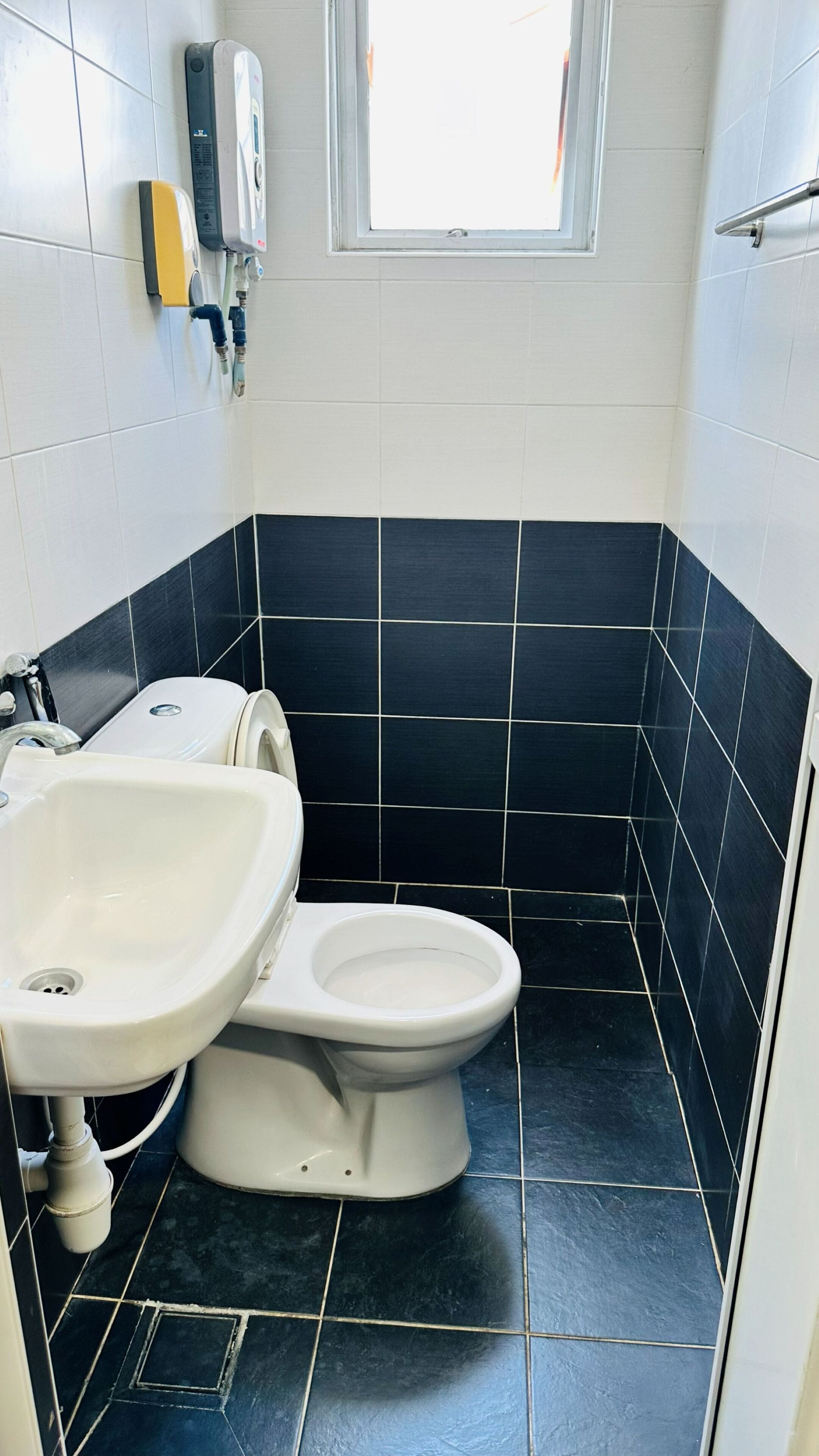Basic Double Room | Bathroom | Shower, towels, shampoo